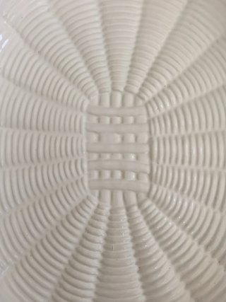 Fuente de porcelana blanca con asas