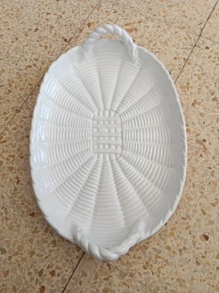 Fuente de porcelana blanca con asas
