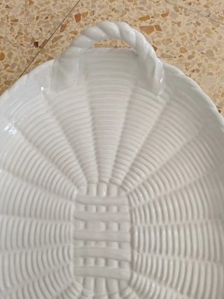 Fuente de porcelana blanca con asas