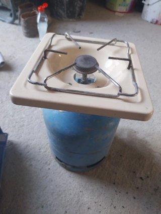 Botella de gas azul y hornillo
