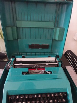 Máquina de escribir antigua en maletín