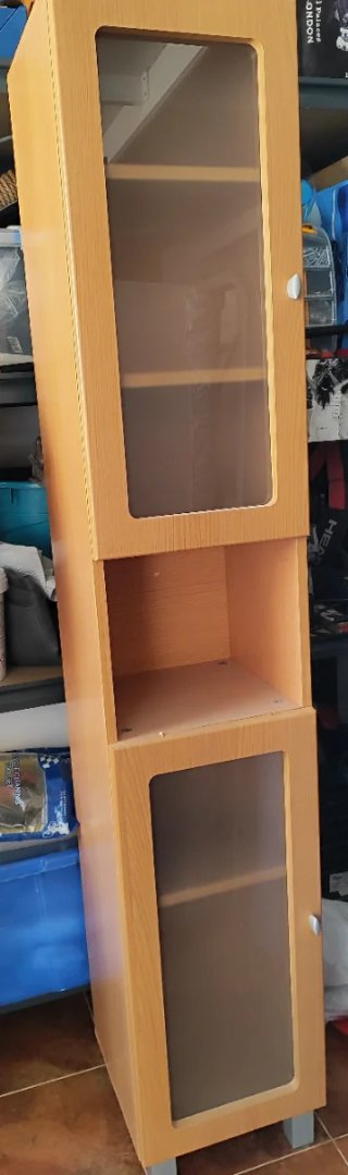 Mueble de baño alto con puertas de cristal