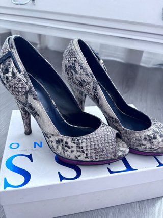 Zapatos de tacón Guess. Precio NO NEGOCIABLE