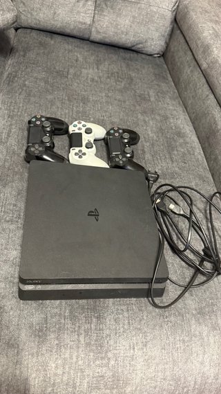 PS4 (PlayStation 4) Slim 1TB + 3 Mandos