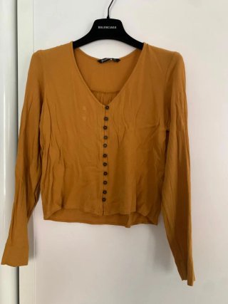 Blusa Manga Larga Stradivarius color mostaza