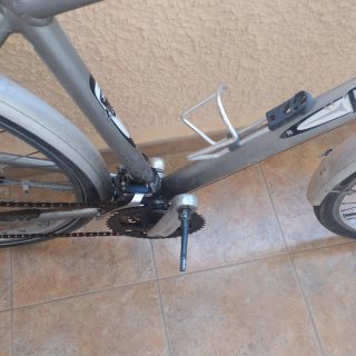 Bicicleta de ciudad plateada