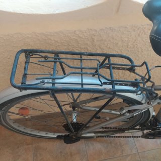 Bicicleta de ciudad plateada