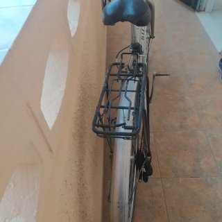Bicicleta de ciudad plateada