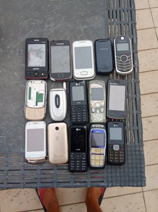 Lotto 15 telefoni cellulari usati