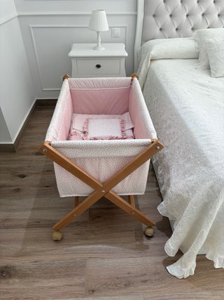 Minicuna de madera con textil estampado