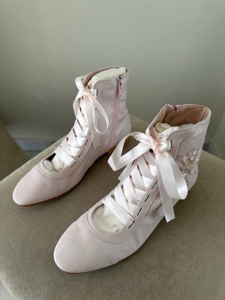 Botas rosas con cordones y pedrería