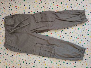 Pantalón Gris con Bolsillos