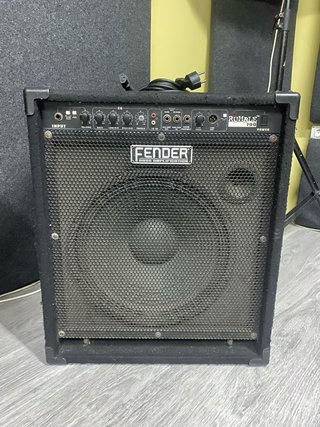 Amplificador de Bajo Fender Rumble 100