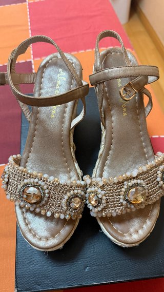 Sandalias de cuña Alma en Pena doradas/beige