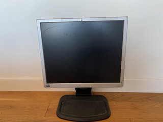 2 Monitor HP 17 con cavi