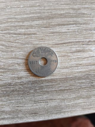 Moneda antigua 1917 con agujero central