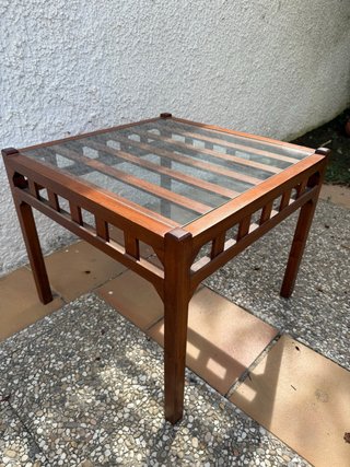 Mesa auxiliar de madera y cristal