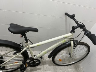 Bicicleta Solar Blanca cambio de marchas.