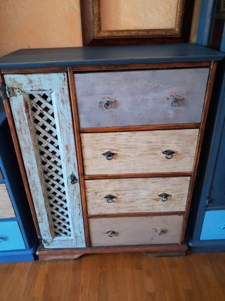 Cómoda de madera con cajones