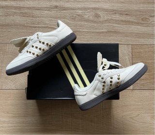 Adidas Samba Blancas con Tachuelas Doradas