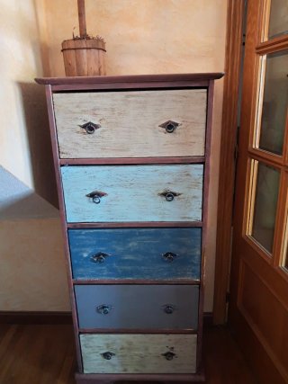 Cómoda de madera con cajones multicolor