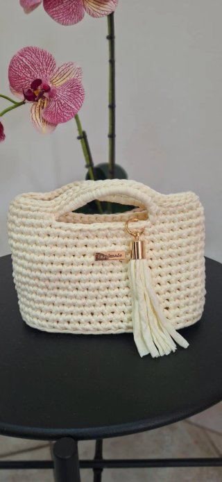 Borsa fatta a mano beige con nappina