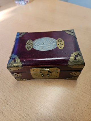 Joyero de Madera con Detalles Metálicos