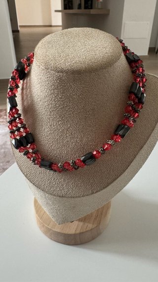 Collana lunga rossa e nera