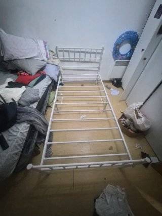Cama individual de metal blanca