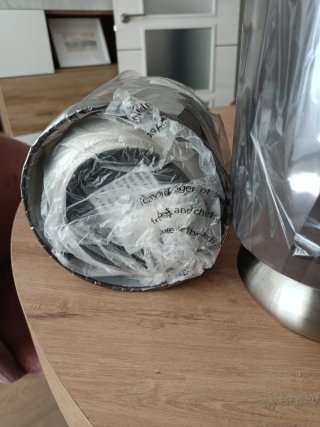 Lámpara de mesa con base metálica