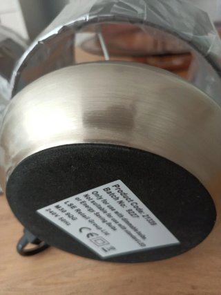 Lámpara de mesa con base metálica