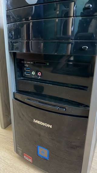 Ordenador de Torre Medion con teclado y ratón