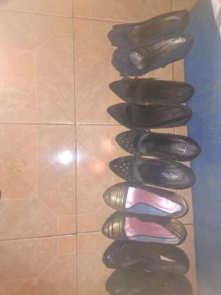 Zapatos de tacón Blanco negros y dorados, y azul.
