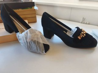 Zapatos de terciopelo negro y bolso