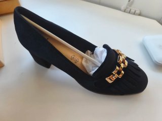 Zapatos de terciopelo negro y bolso