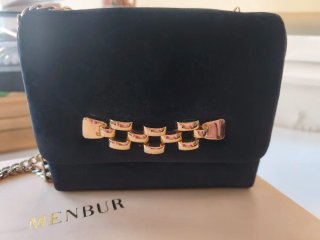 Zapatos de terciopelo negro y bolso