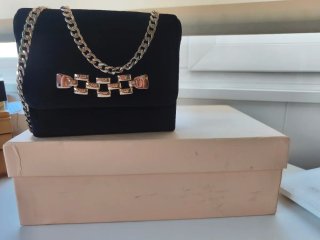 Zapatos de terciopelo negro y bolso