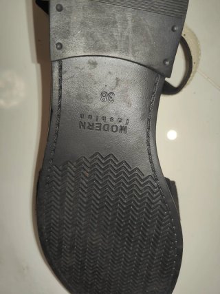 Sandalias Negras con Tachuelas