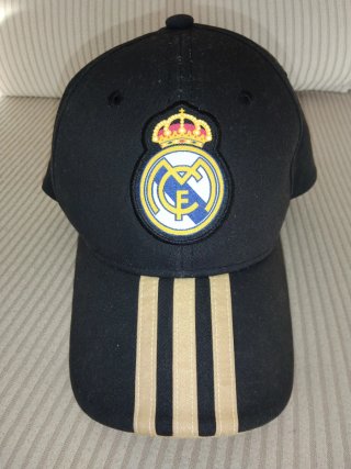 Gorra Real Madrid Adidas Negra y Dorada