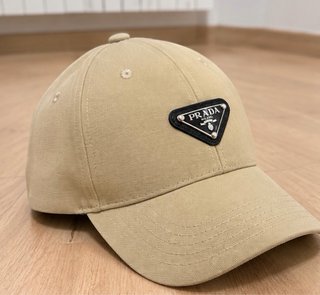 Gorra beige estilo Prada