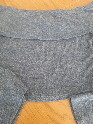 Jersey de punto fino de manga larga azul.
