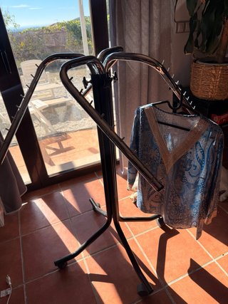 Perchero de metal y plástico