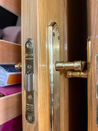 Puerta de madera con cristal