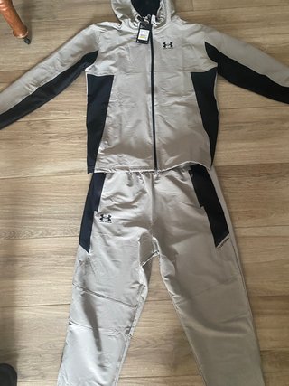 Chándal Under Armour gris y negro
