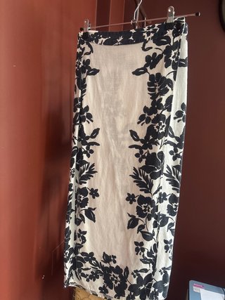 Falda Pareo Estampada Flores Beige y Negro