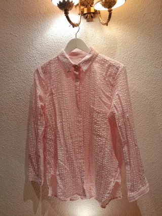 Camisa de rayas blanca y rosa