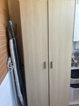 Armario Escobero de Madera.