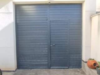 Puerta de Garaje de Hierro con Motor