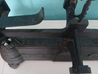 Balanza antigua de latón y hierro