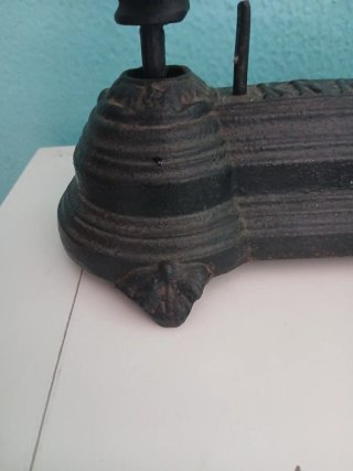 Balanza antigua de latón y hierro